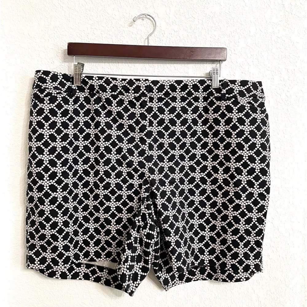 ⭐️ Talbots Perfect Shorts Black and White Geometric Print Cotton Spandex Size 16